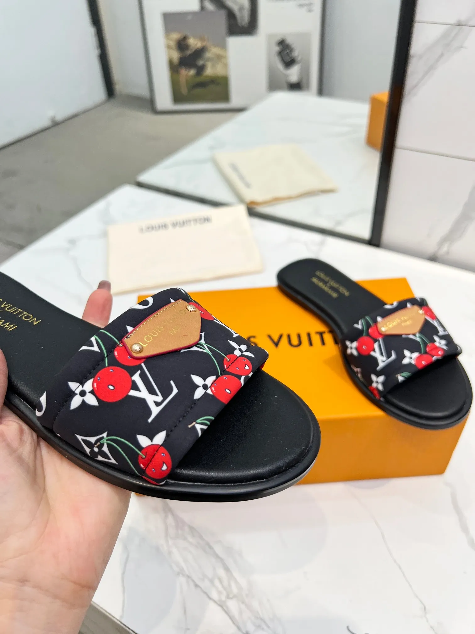 👟👟Ex-factory price 320👟👟 Genuine leather sole +40 Louis Vuitton, 1:1 advanced customization upper, fabric: customized LV special fabric, lining: sheepskin, original molding hardware, code number: 35-42, order with pictures, welcome to send pictures to place an order,